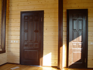 Установка металлической двери в деревянном доме  